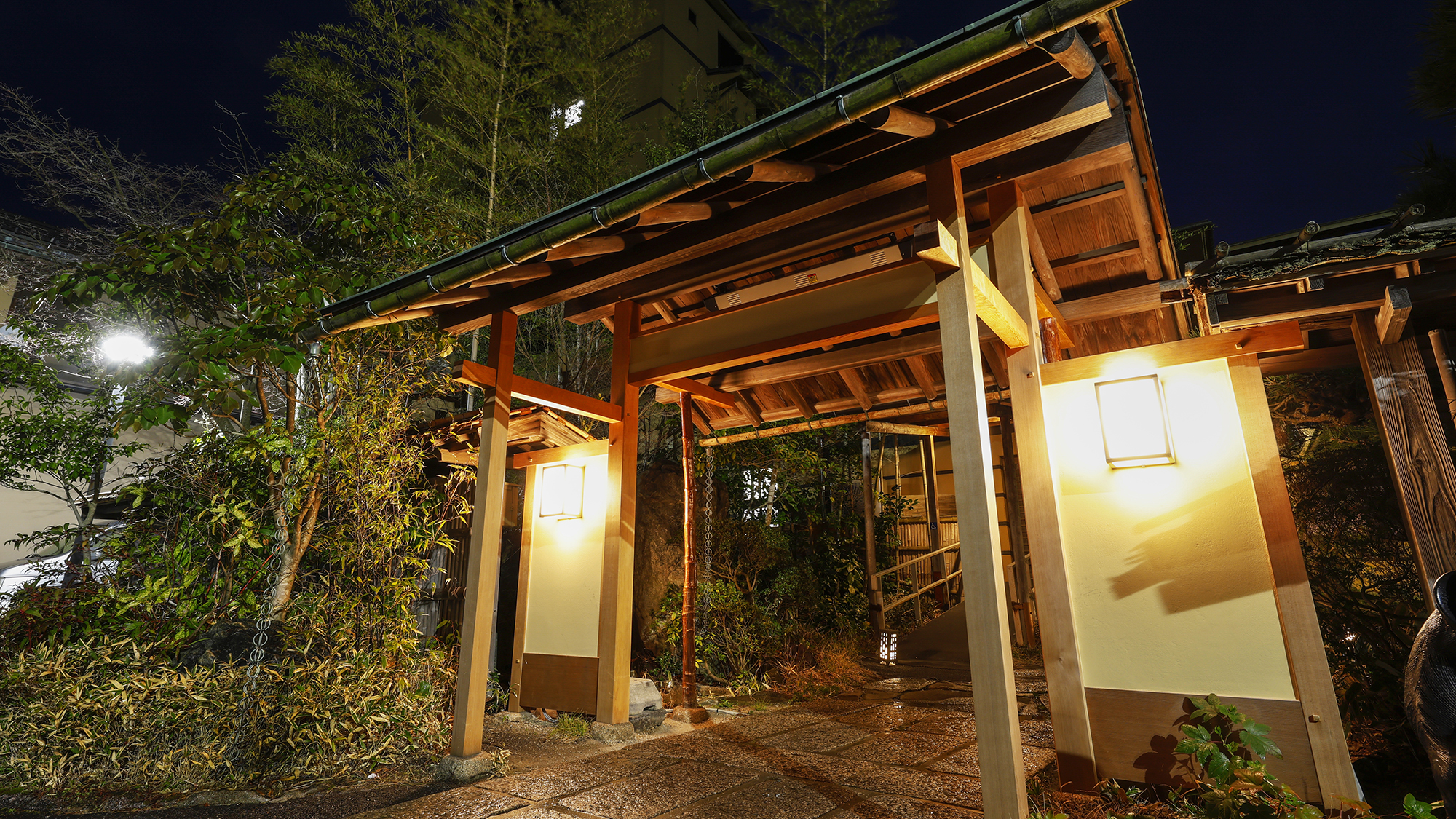 【はわい温泉 千年亭】東郷湖の景色と、鳥取ならではの美味でお出迎え。
