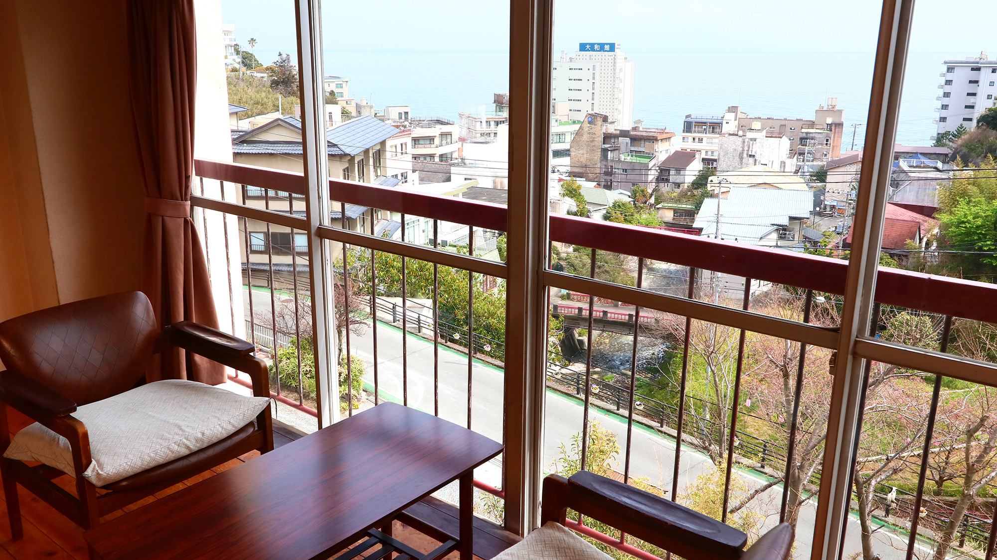客室の広縁から眺められるこの景色！四季折々違う熱川温泉街の表情をぜひご堪能ください！