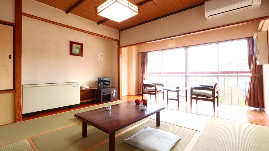 和室8畳のオーシャンビュー。熱川の景色が見れる広縁付き。ゆったりそして、のんびり寛げるこの空間。