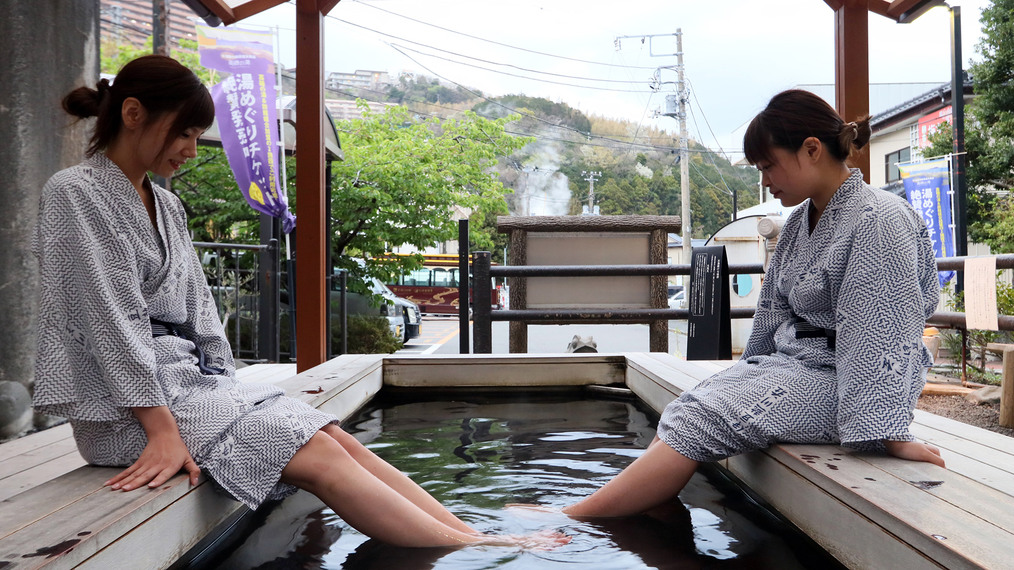 当館付近の熱川温泉の足湯を満喫！足がぽかぽか温まれば自然と身体が温まる。