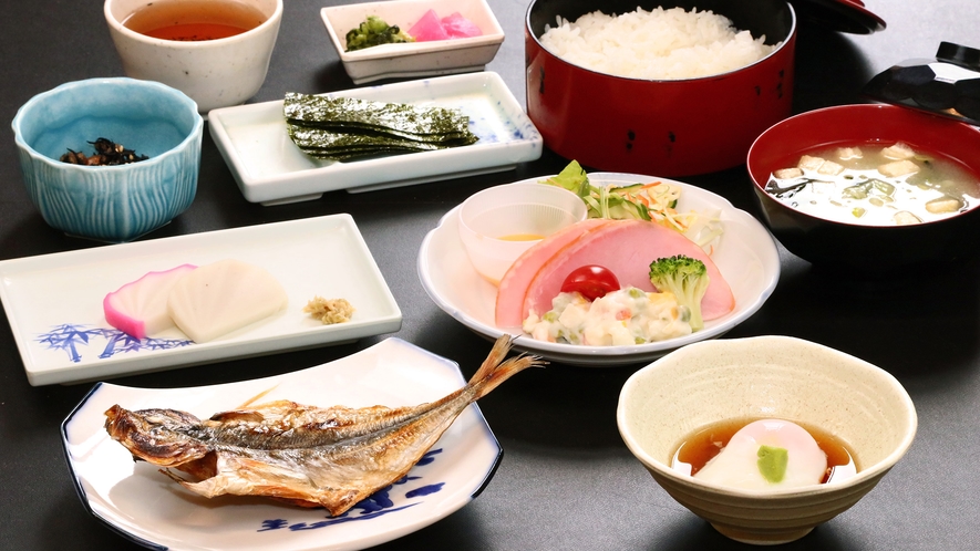 伊豆熱川荘の朝食を・・・。体に優しいお料理を朝からお召し上がりください。