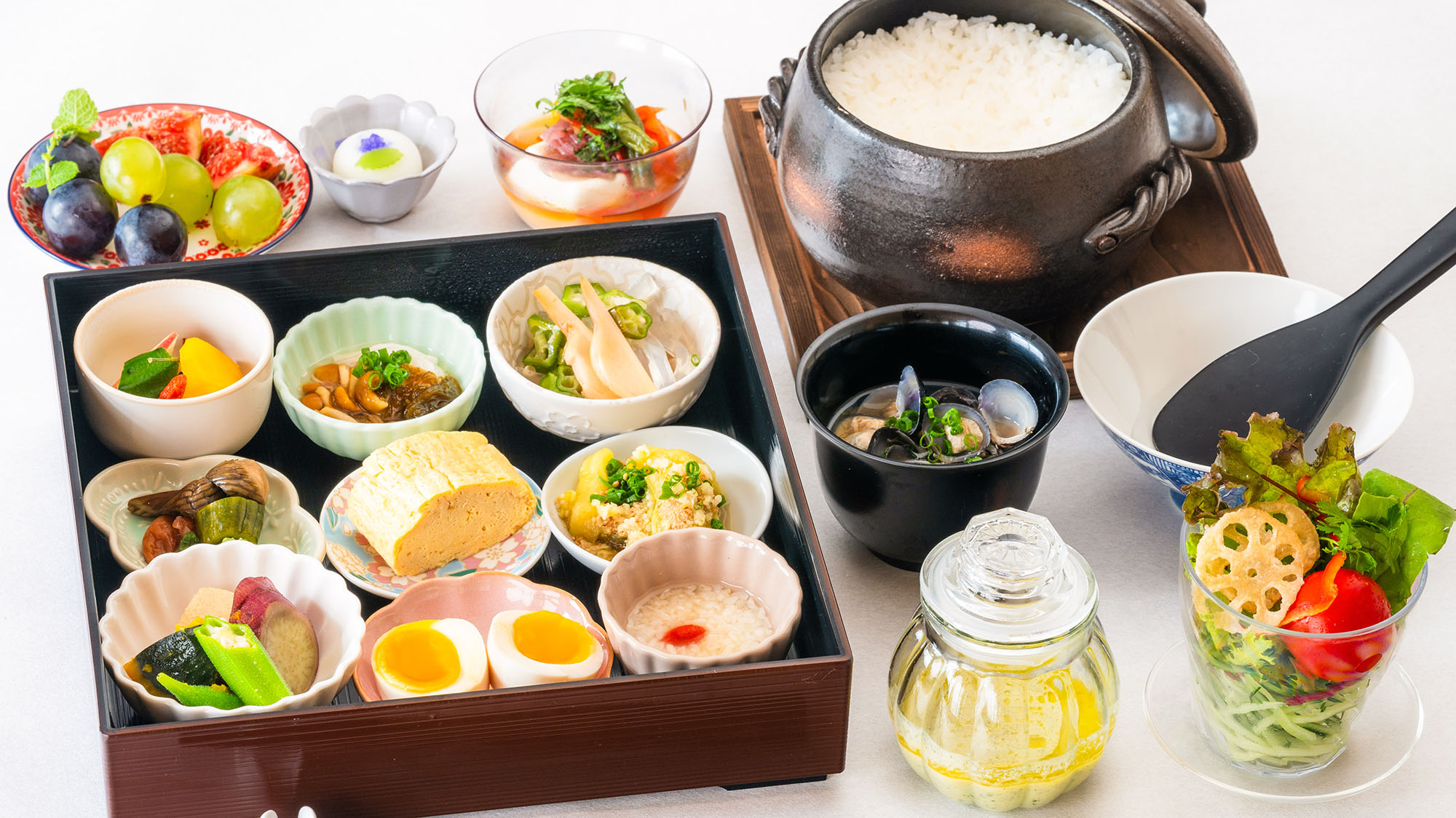 ・【朝食・和食】ほかほかのご飯と彩り豊かなおかず。優しい味付けの和食です