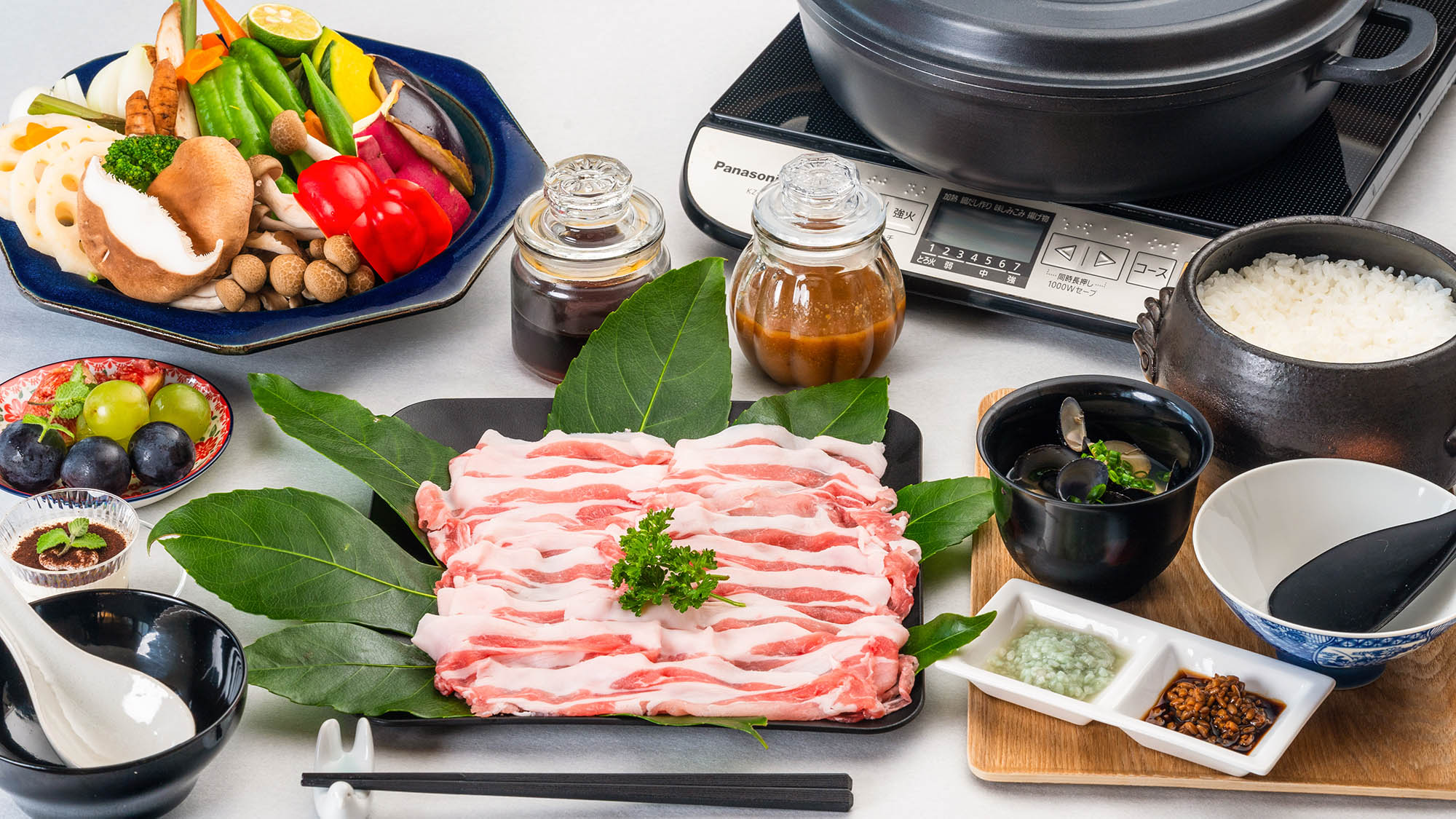 ・【旬のお野菜と黒豚蒸し】ヘルシーな黒豚蒸し。タレがお肉と野菜の味を引き立てます※写真2人前