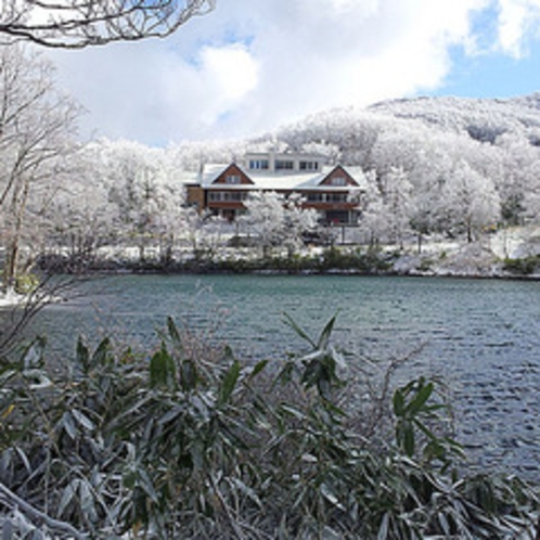 *外観（冬）/雪と、ドッコ沼と、当館の美しいコントラスト。