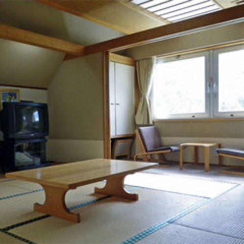 *和室一例/ドッコ沼側からの採光で明るいお部屋です。