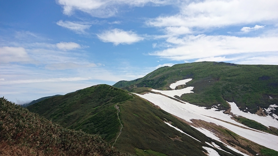 *月山／初夏でも残雪があり美しい景色が楽しめます