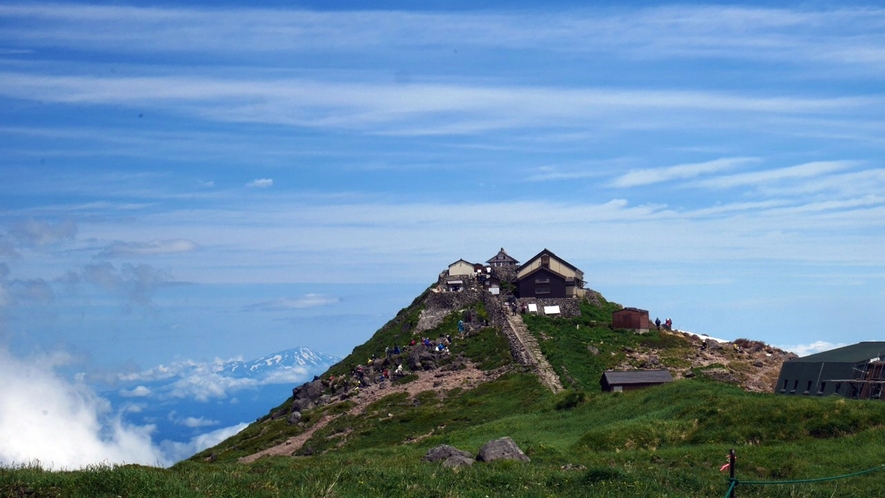 *月山／月山神社の奥には鳥海山も望む絶景