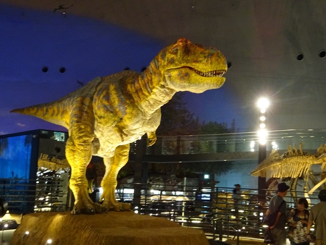 恐竜博物館の中央に動くティラノサウルスのロボット