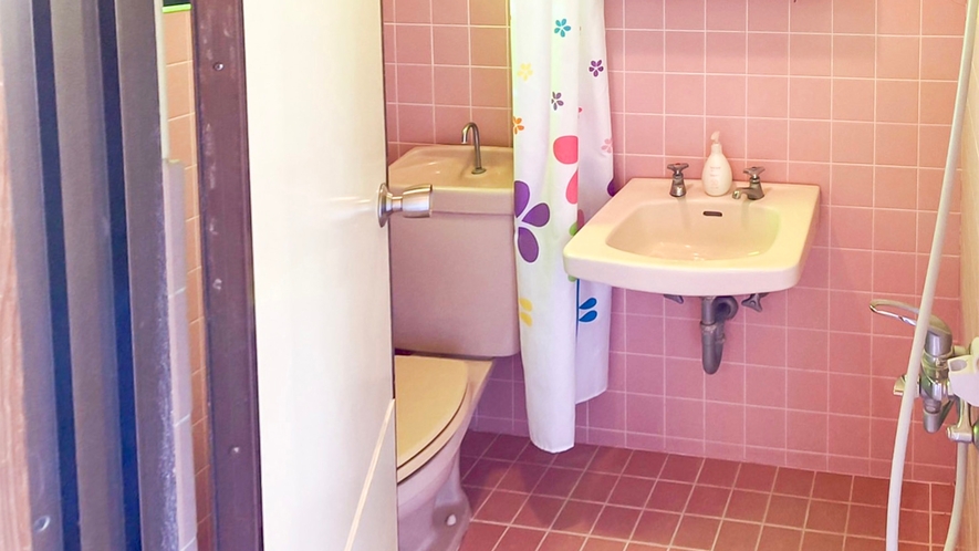 ・【3名様用メゾネット】コンパクトな作りのシャワー・トイレ