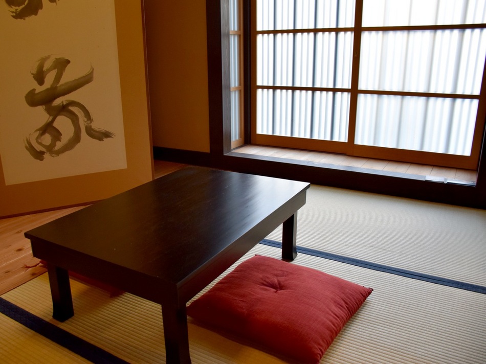一楼餐桌间