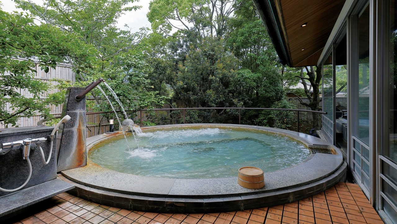 御殿湯「椿」の露天風呂