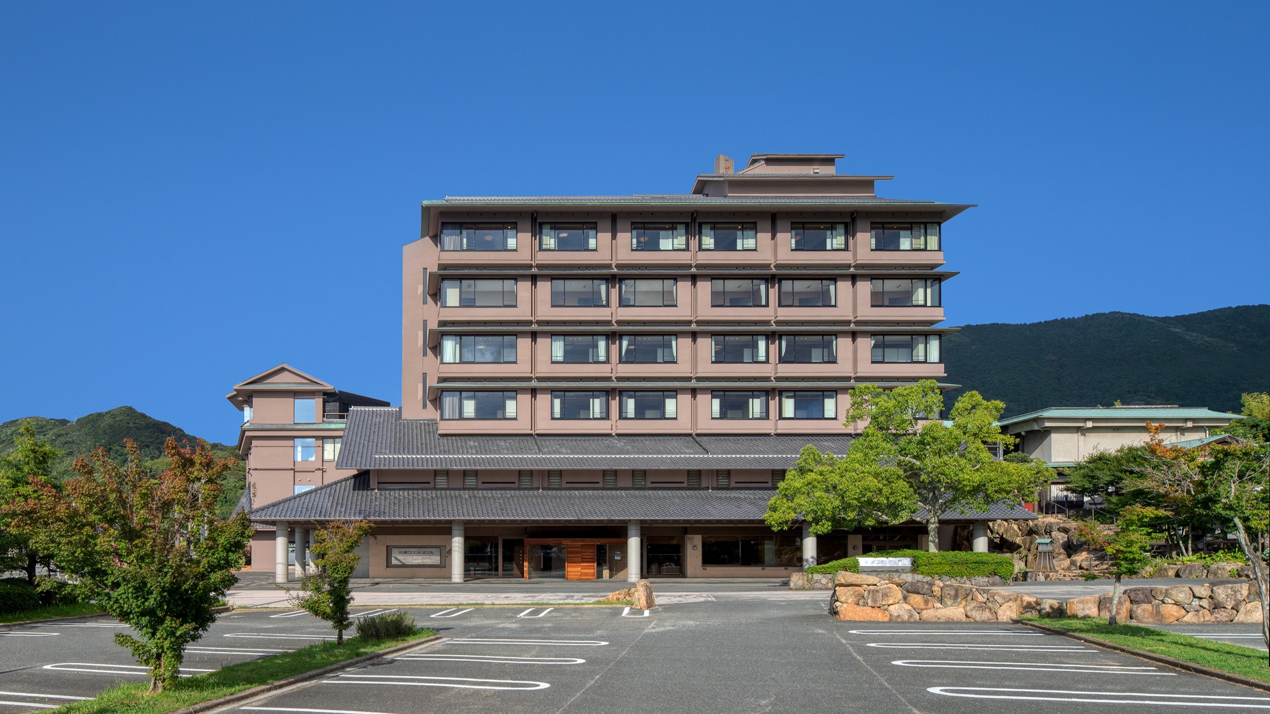 川棚グランドホテル お多福の外観