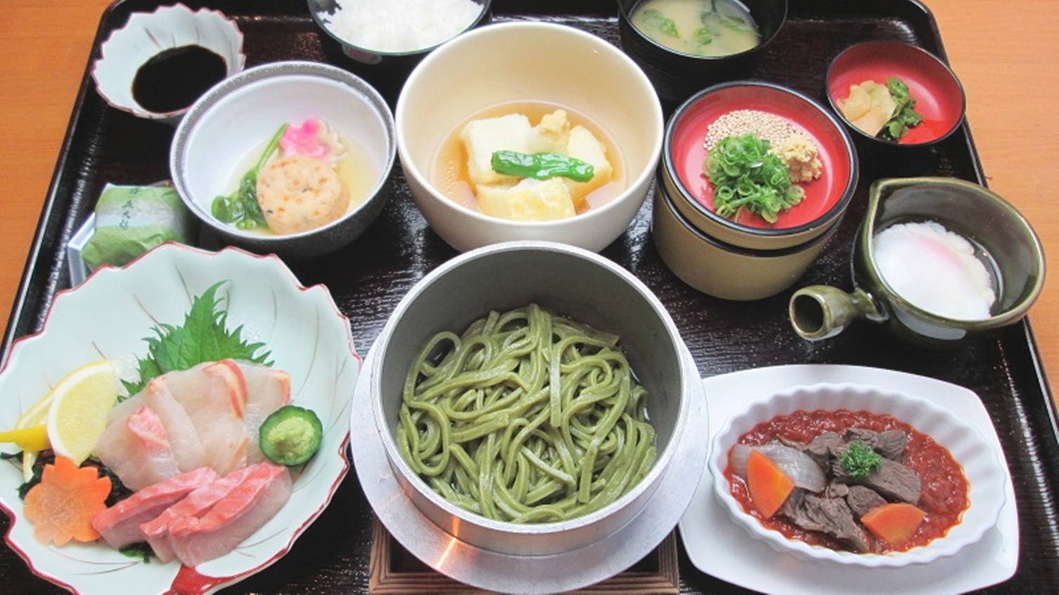 香り豊かなお茶の風味に舌鼓！お茶どころならではの味わい＜茶釜うどん和風膳＞