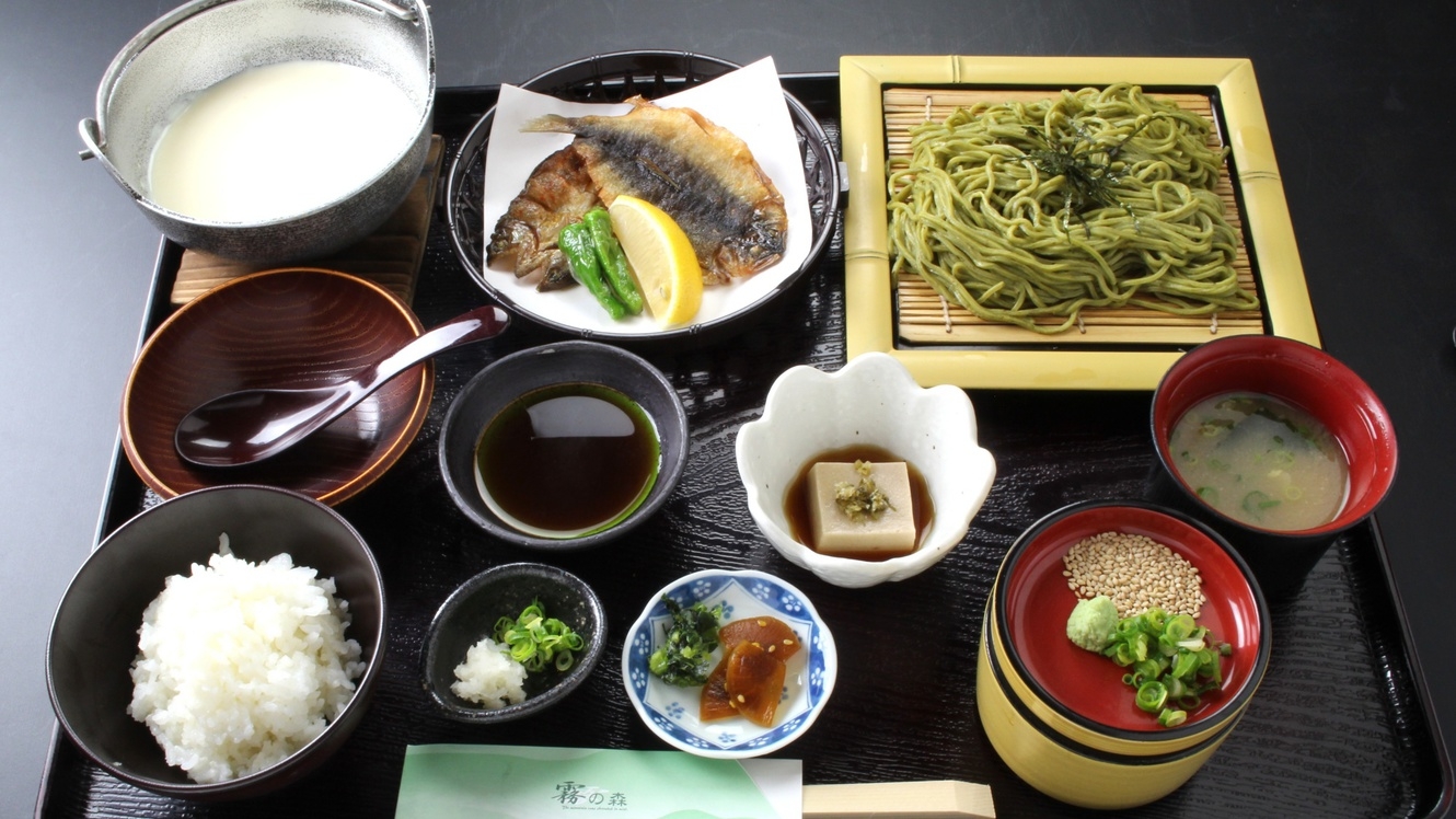 霧の森ならではの味わいに舌鼓！茶そばやあゆの唐揚げを楽しむ＜霧の森三昧＞