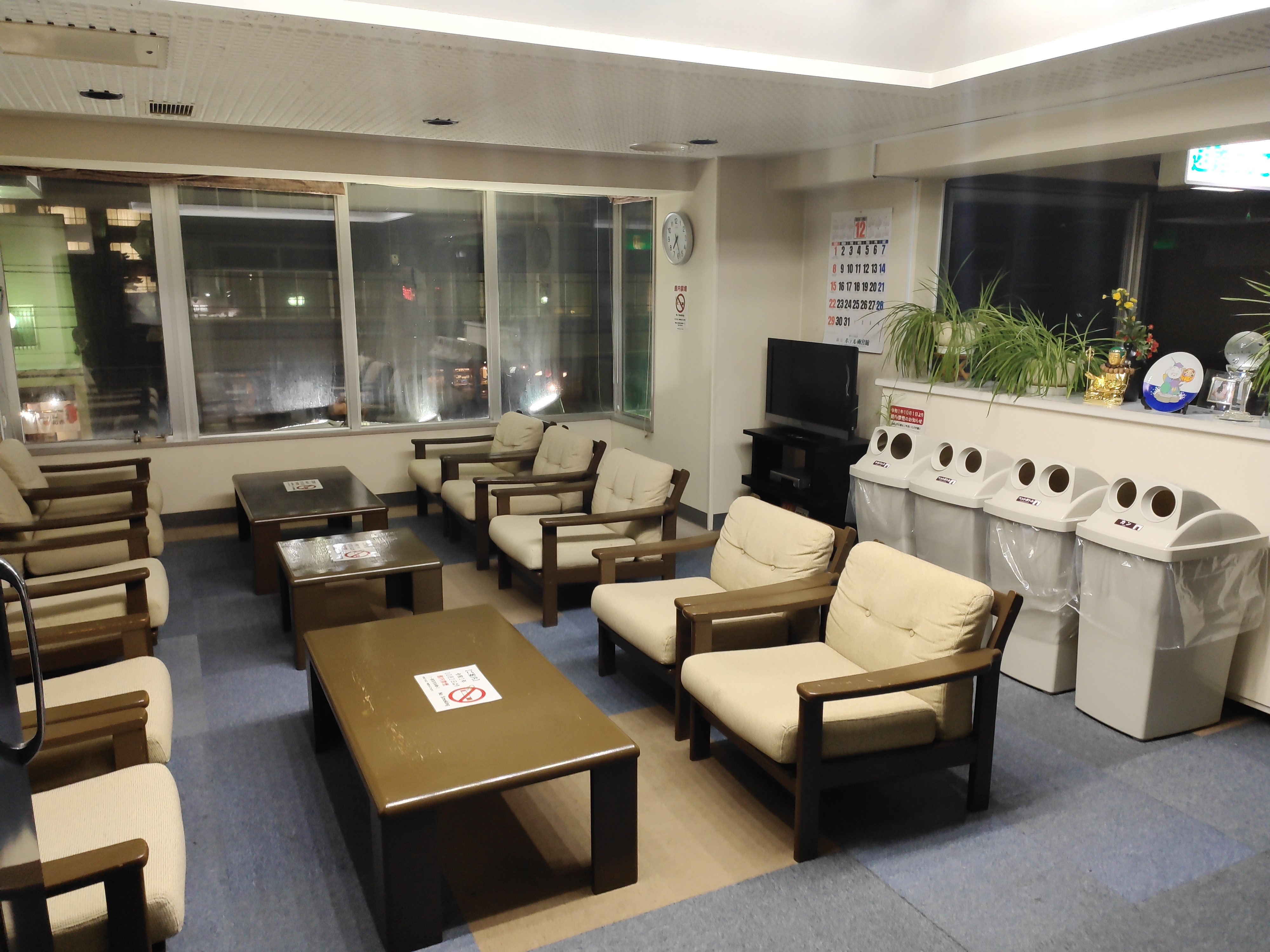 ※２階ロビースペース（無線WIFI・TV・机・イス）