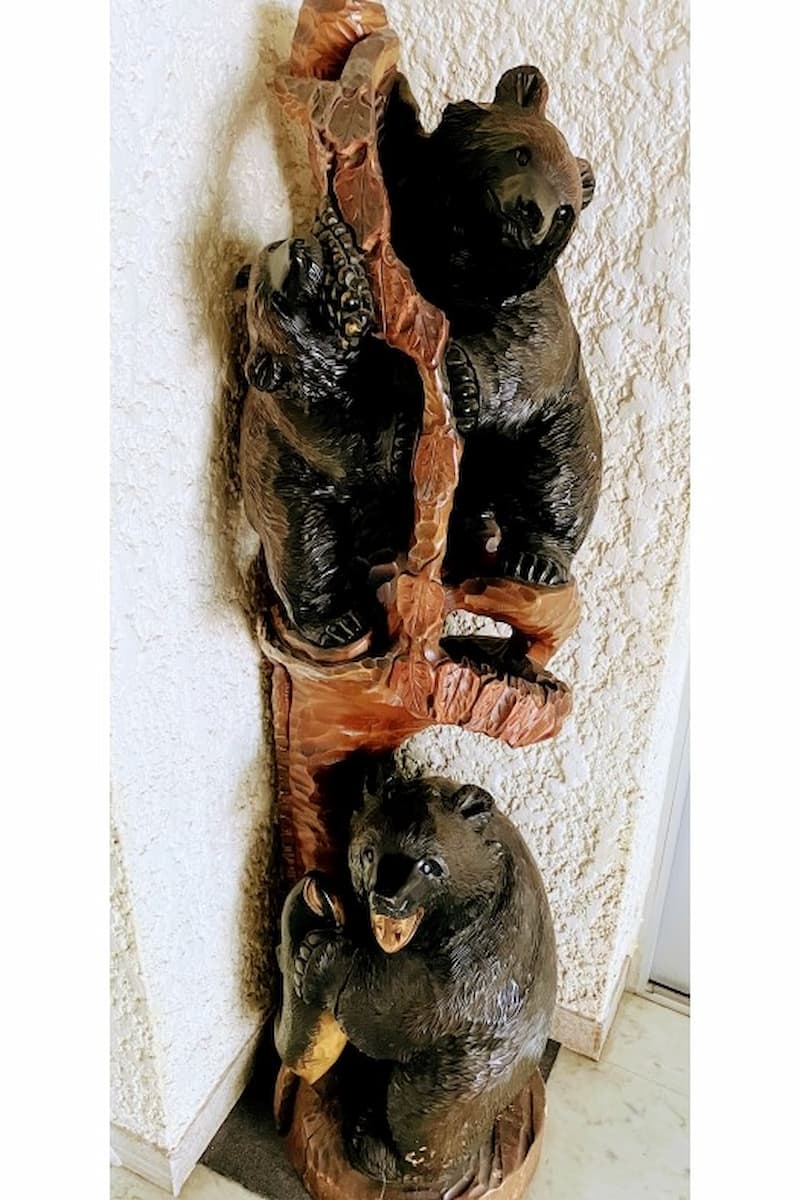 どこか懐かしい木彫りの熊が皆様をお出迎えします