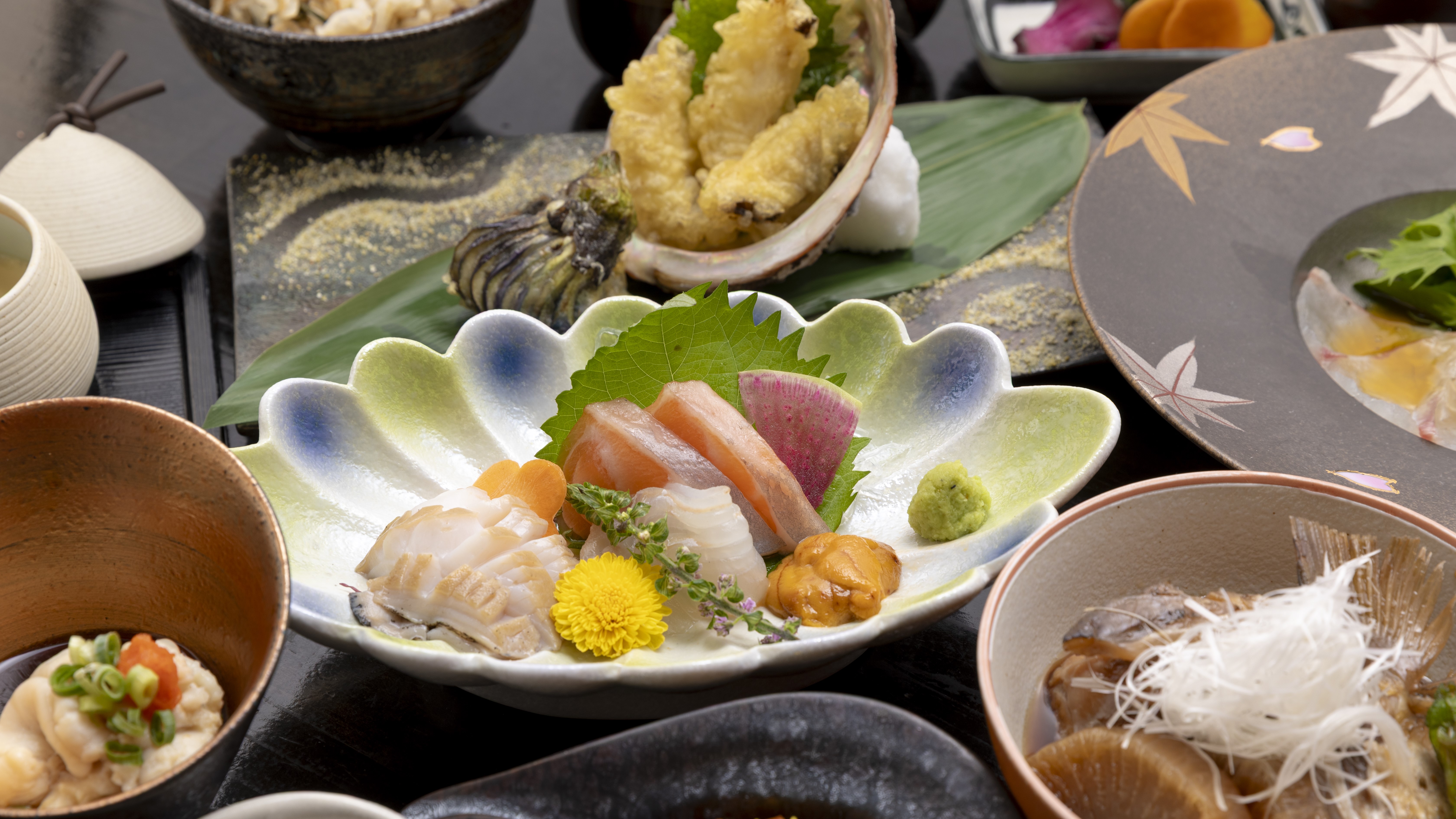 活鮑・湯布院サーモン・かぼすヒラメ・ウニなどを大分の海の幸を味わえます。（海鮮焼きプラン）