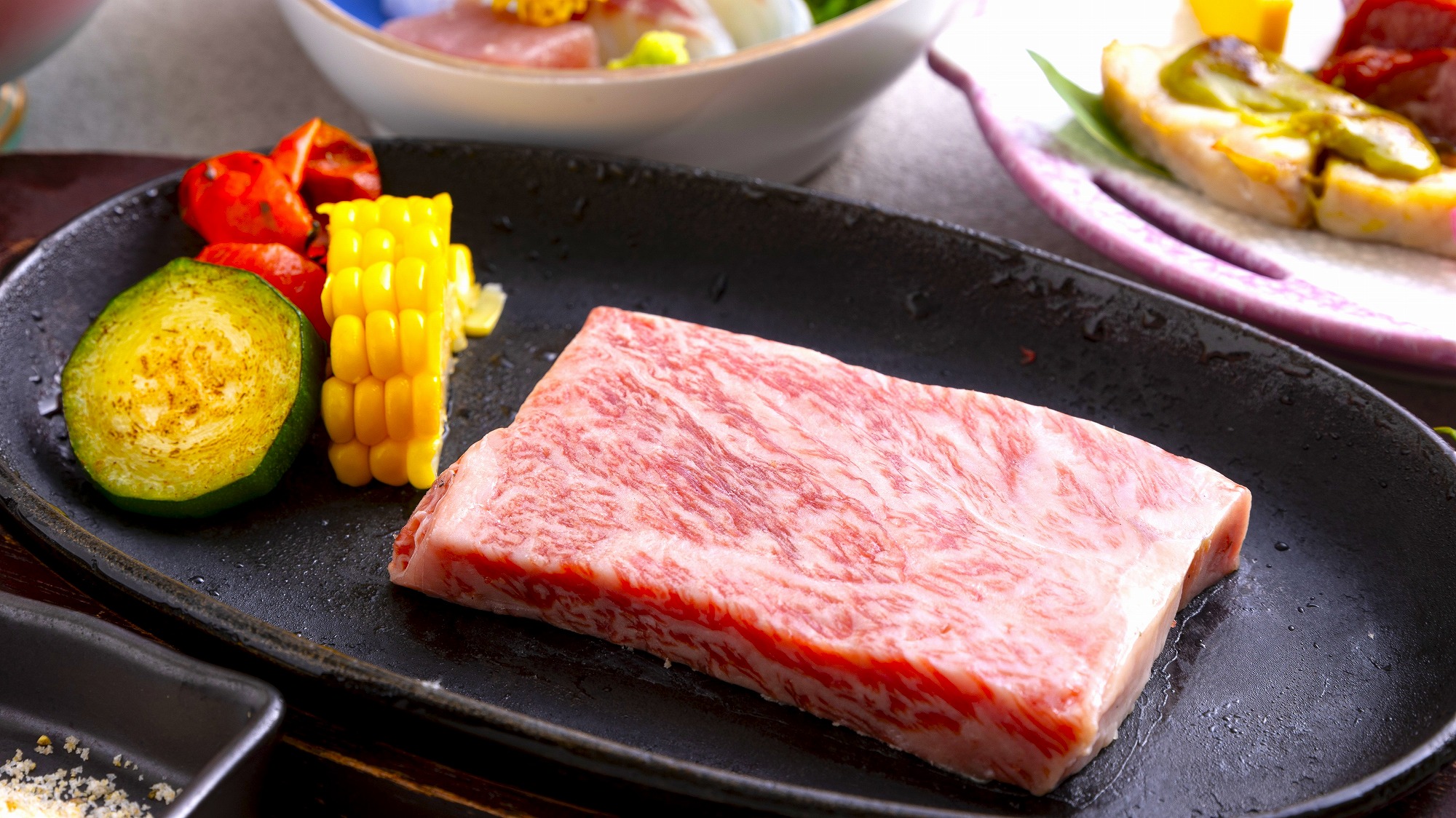 人気の牛ステーキは口の中でとろける美味しさ