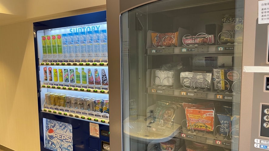 【自動販売機】飲料の自動販売機と軽食の自動販売機が6階にございます。