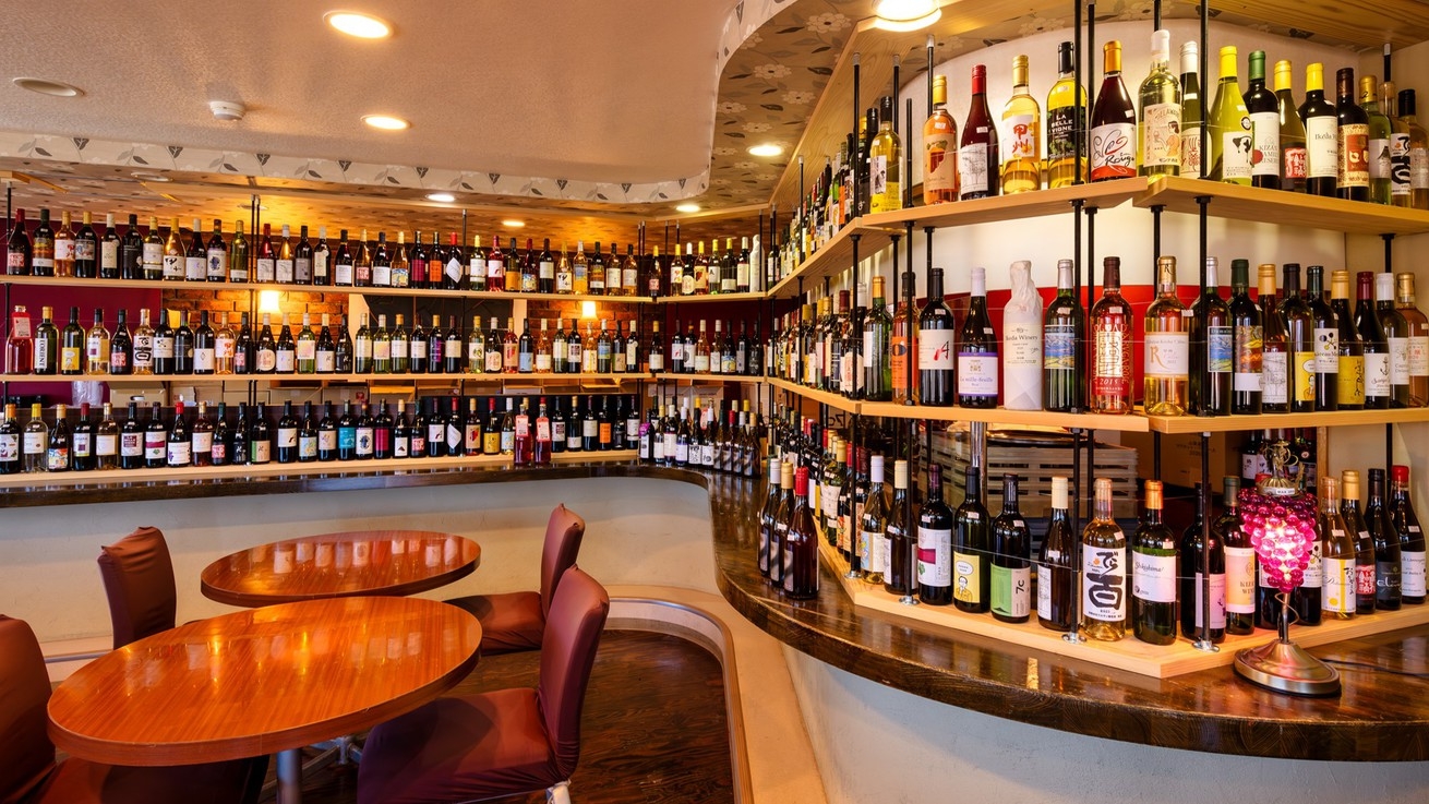 【山梨ワインと家庭料理】Wine Wallで選ぶ、私だけの1本。山梨ワイン1本プレゼント(1泊2食)