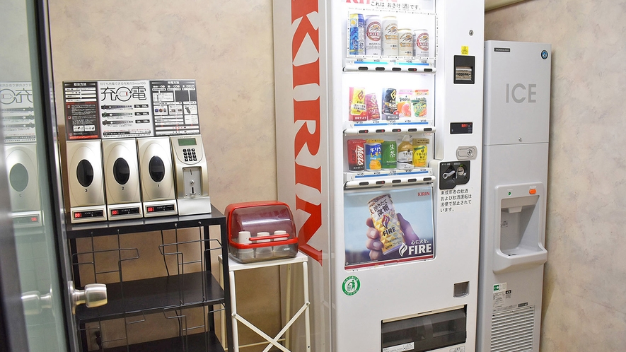 ・自動販売機　ソフトドリンクとアルコールがあります