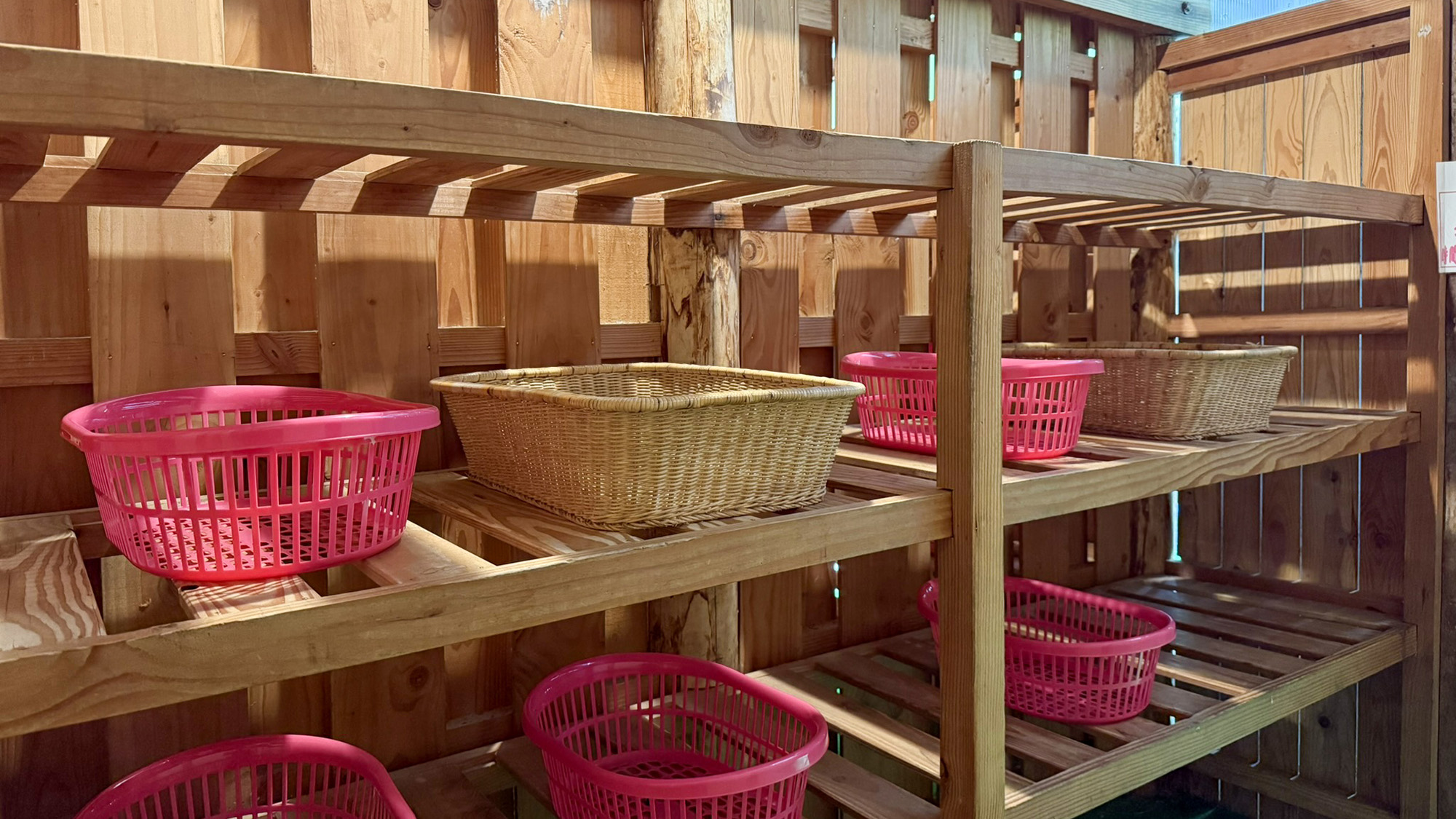 #館内　落ち着いた造りの脱衣所で、温泉への期待感をふくらませてお過ごしください