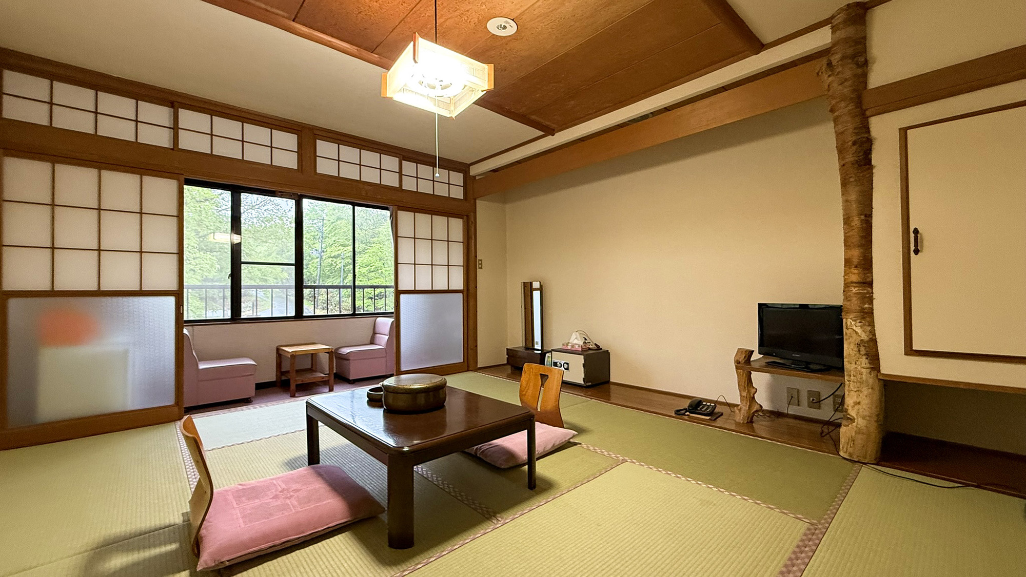 #１０畳和室　四季折々の景色と調和する広縁付き和室で、贅沢な時間をお過ごしください