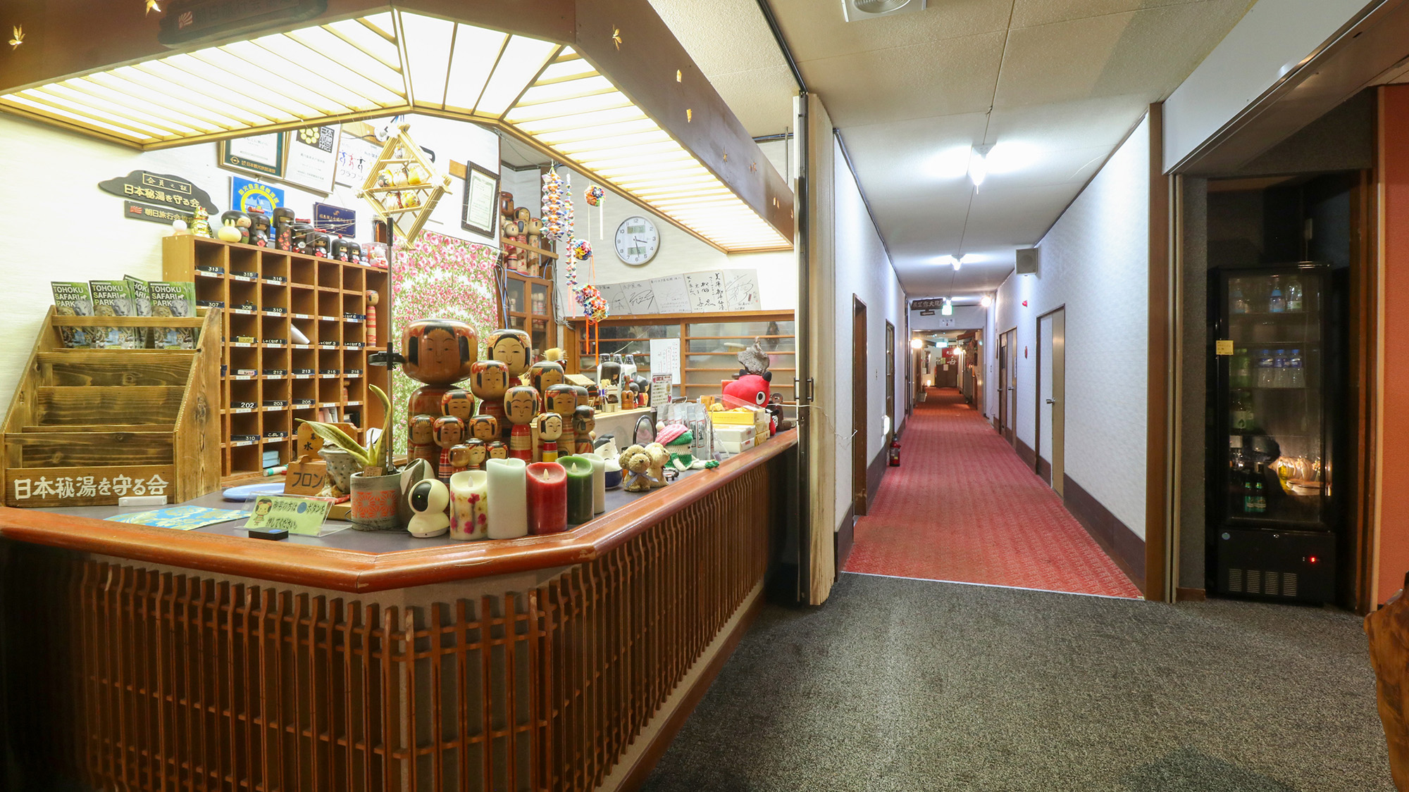 #館内　落ち着いた雰囲気のフロントで、ゆったりとチェックイン