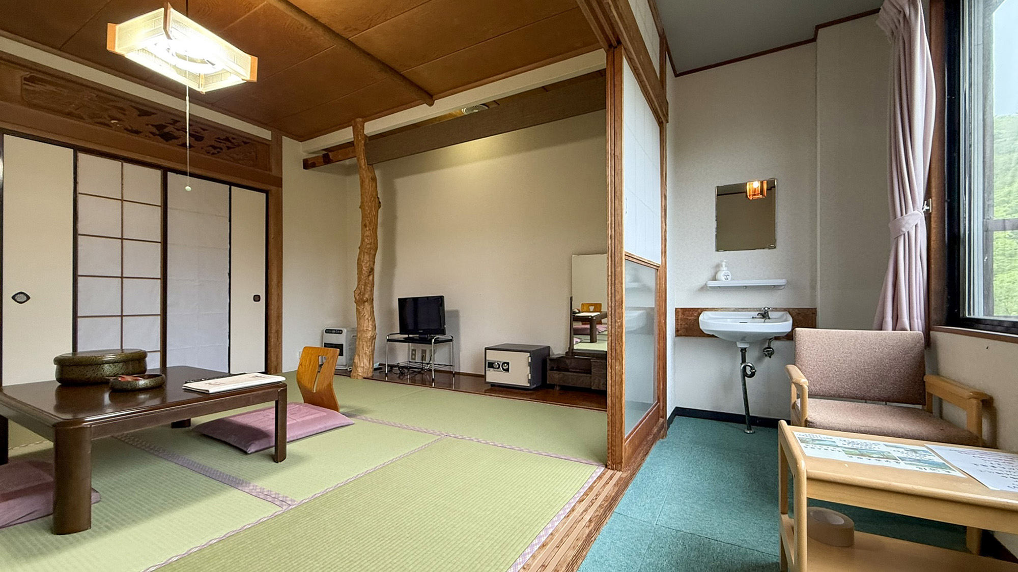 #８畳和室　広縁に差し込む光と共に、心落ち着く時間をお楽しみください