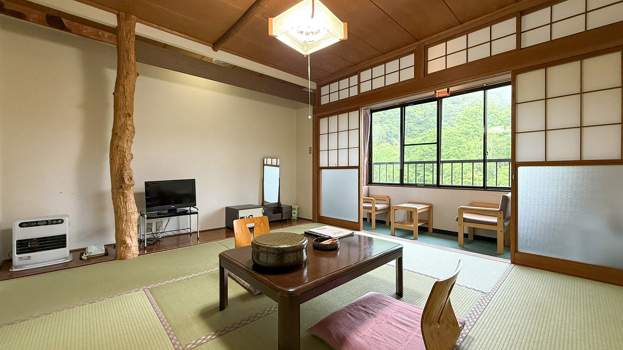 #８畳和室　広縁付きの純和室で、静けさと和みのひとときをお過ごしください