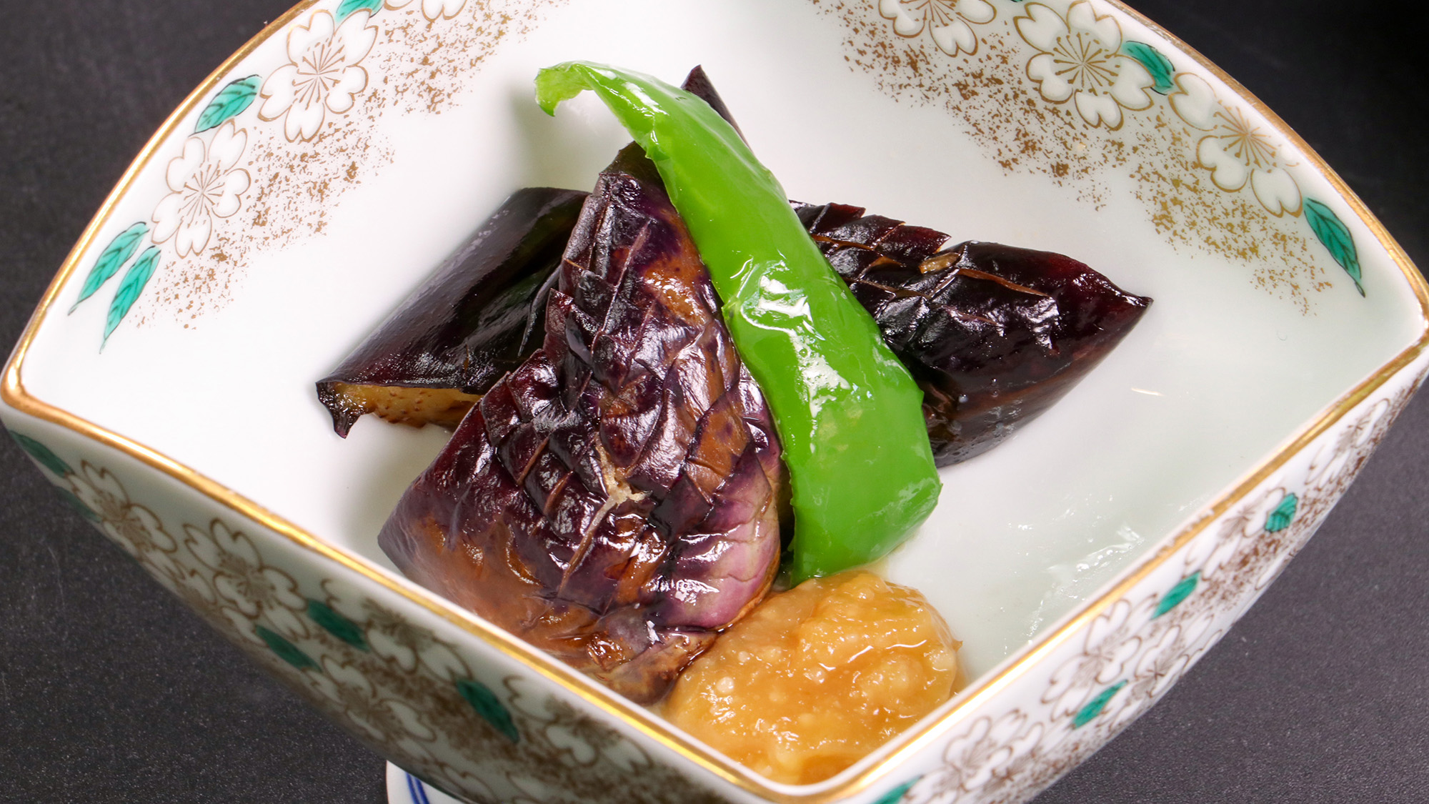 #ご朝食一例　香ばしく焼いた茄子に味噌を添えて、田舎の味をお楽しみください