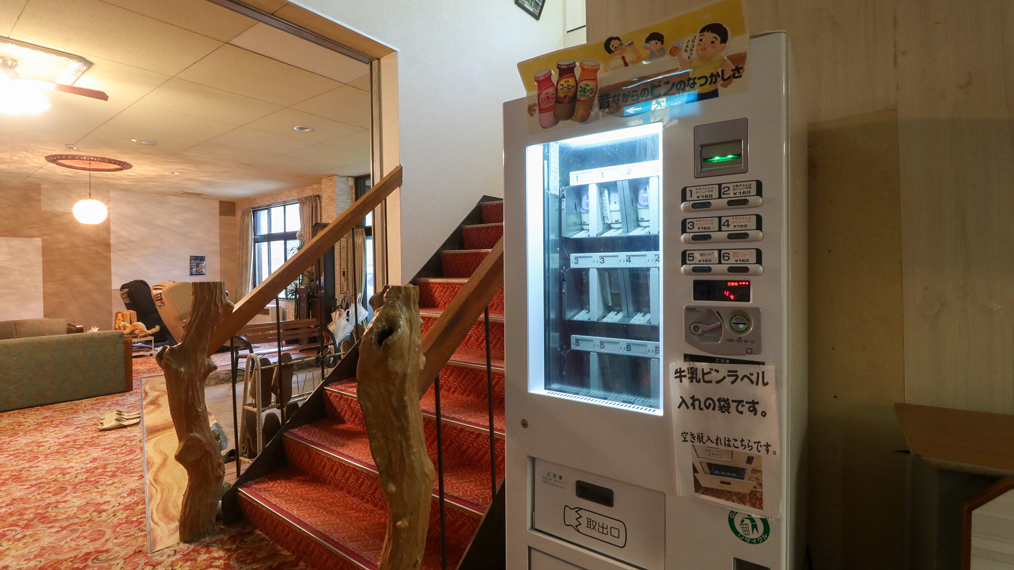 #館内　館内は階段での移動のみとなっております