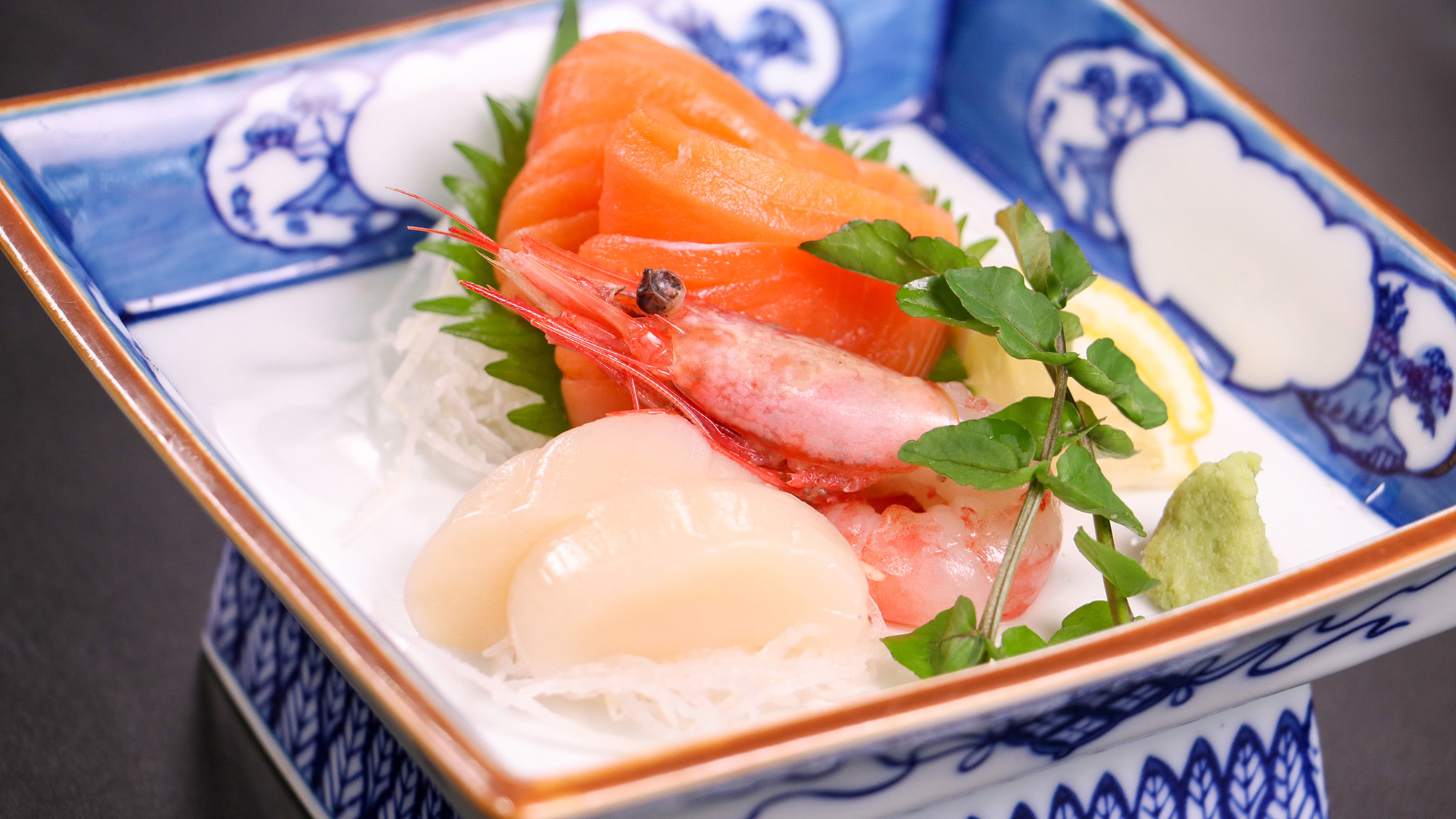 #ご夕食一例　彩り豊かな三種のお刺身で、海の恵みをご堪能ください