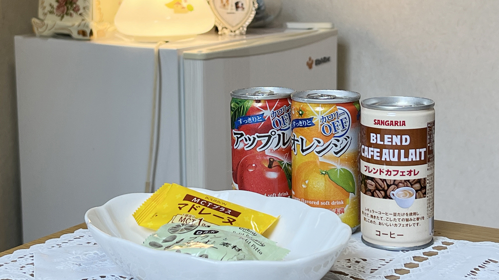 客室（301）タイプ特典-冷蔵庫にサービスドリンクとお茶菓子