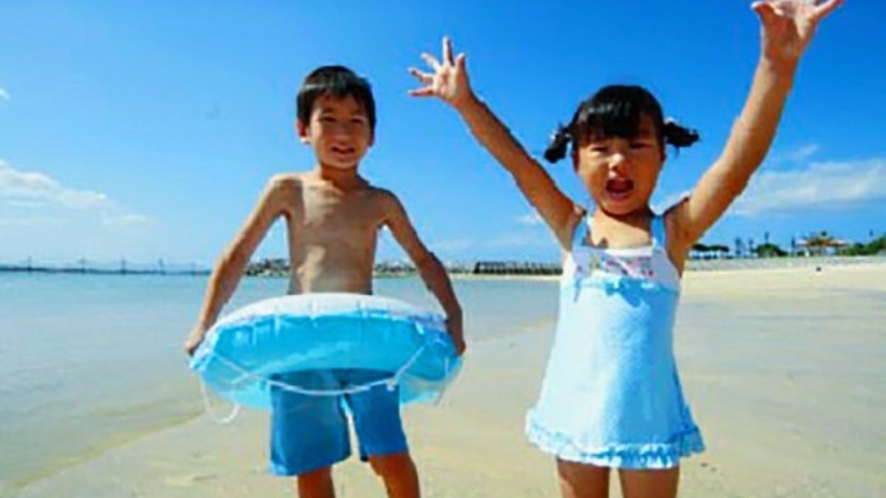 沖縄の青い海でお子様泳ぎデビューはいかがでしょうか？