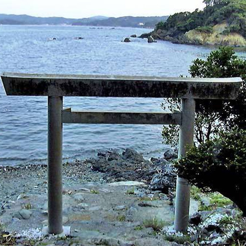 伊射波神社　海に向かって建つ鳥居