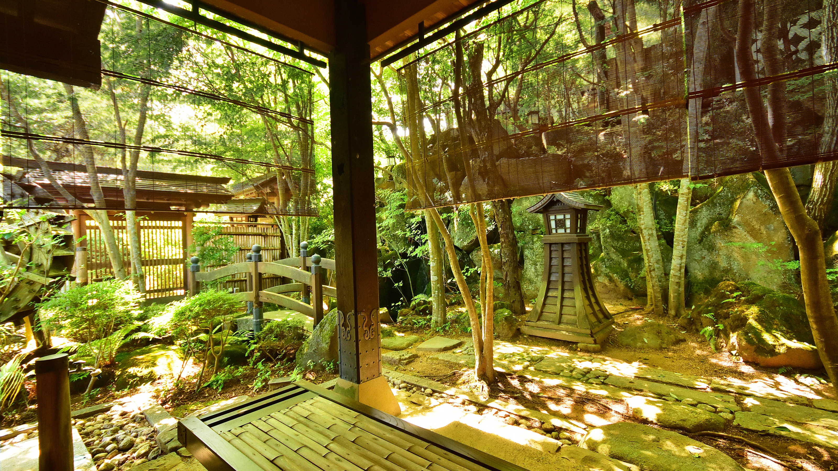 【客室】自然に親しむ特別室「有明御殿」の専用庭園。新緑の樹々に囲まれて。