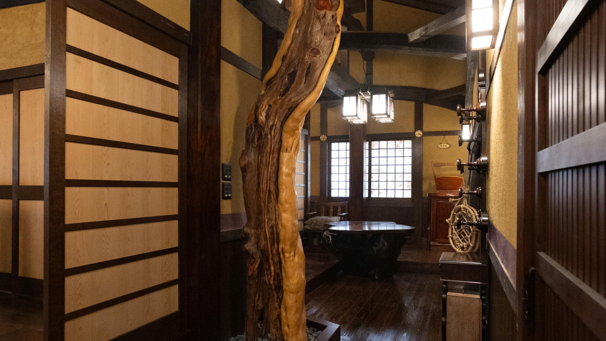 【館内】天然素材の木々が至る所に使われています。