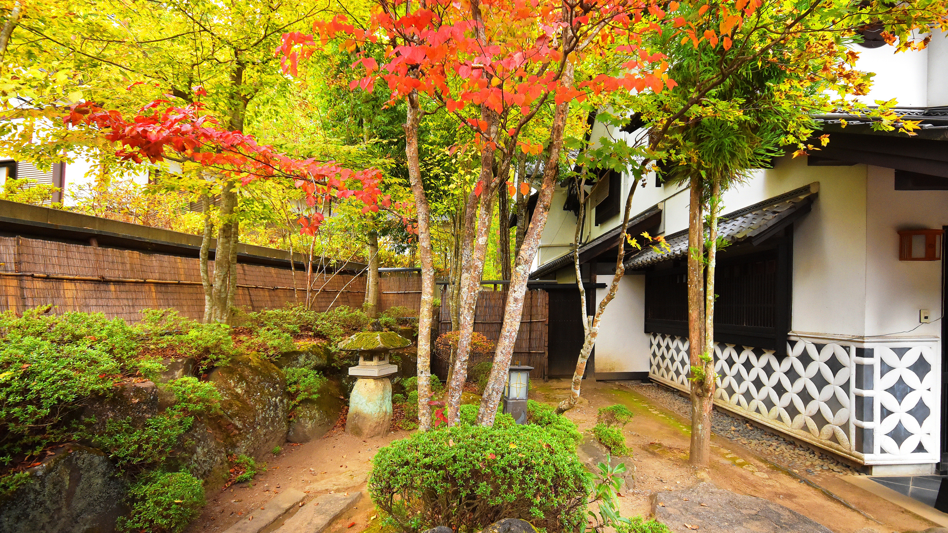 【館内】紅葉の樹々が彩りを添える穂高城の庭園。深まる秋にゆったりと散策したい。