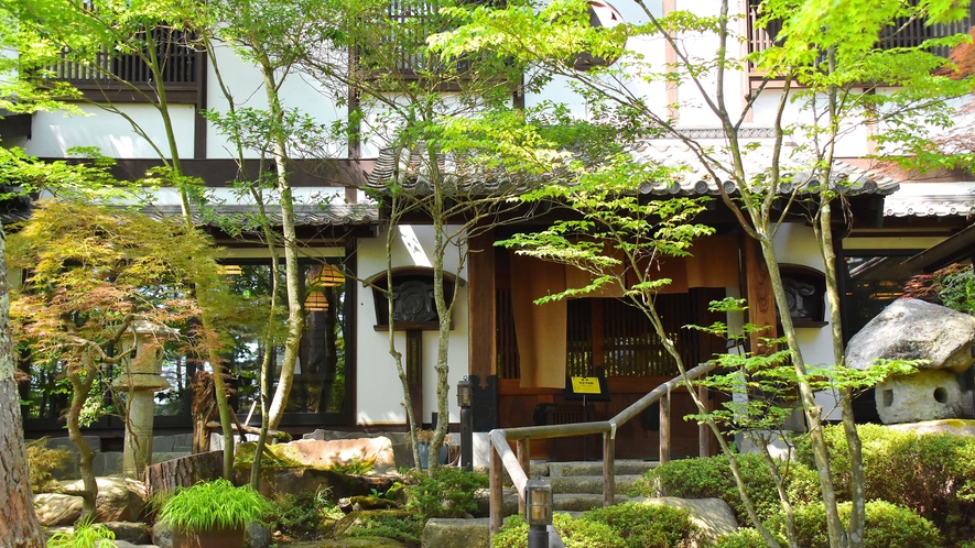 【館内】新緑の樹々がいきいきと輝く穂高城の庭園。ゆったりと散策したい。