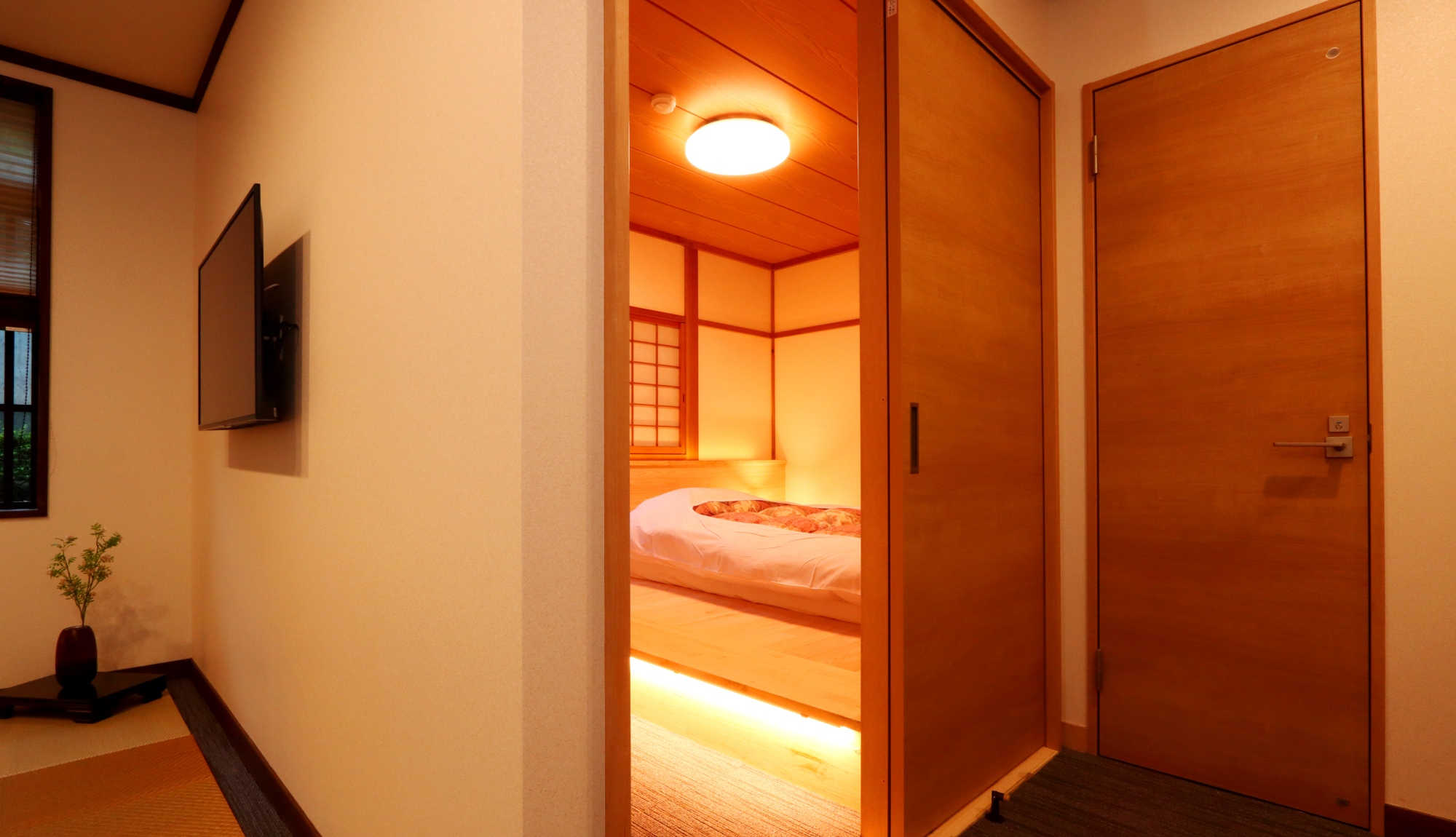 【客室】和洋室１６畳。2021年に新しく完成。寝室が別のスイートルームです。