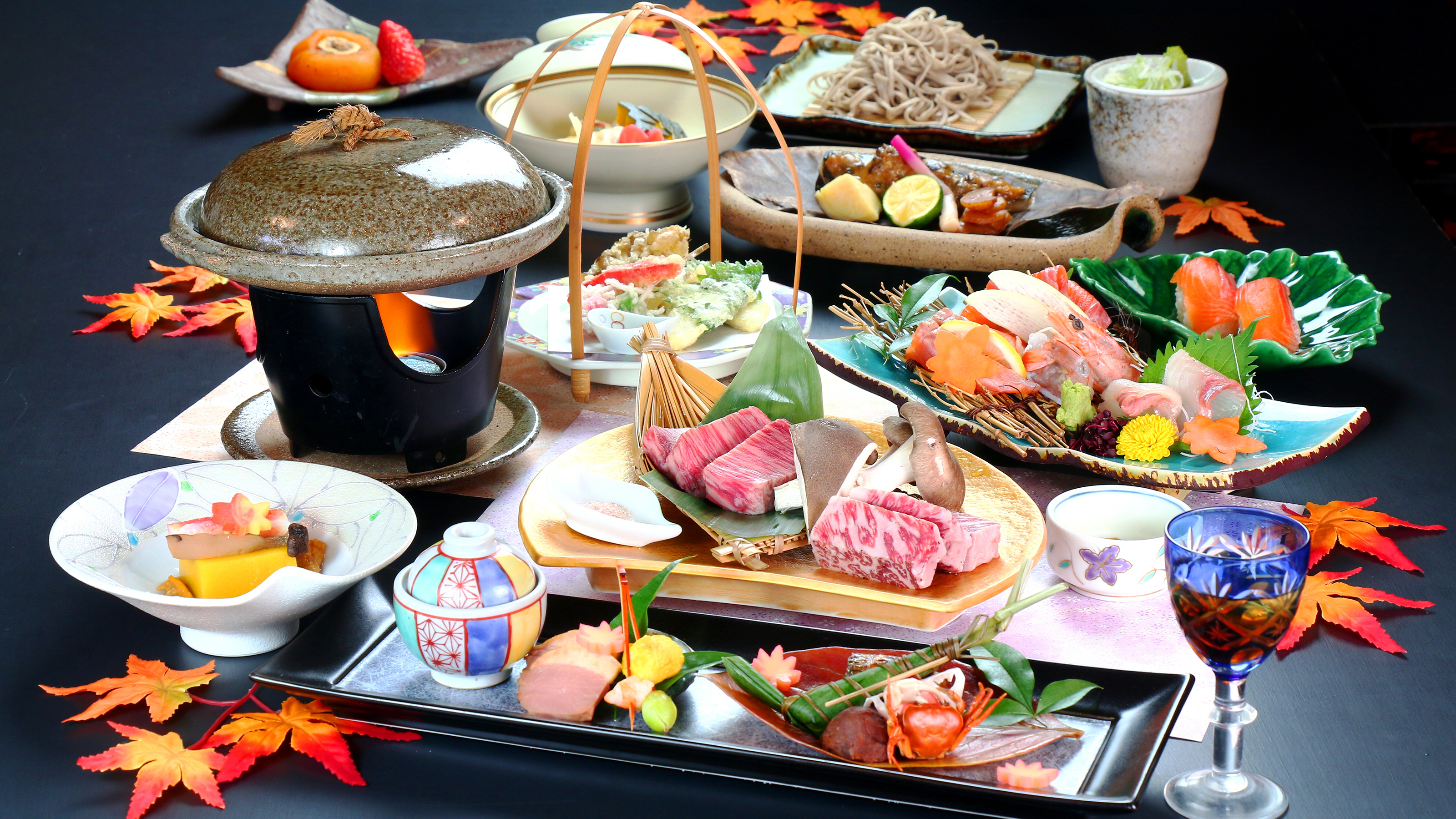 【食事】穂高城のグレードアップ会席コース。通常よりも高級食材を多く盛り込んだ贅沢な内容です。 