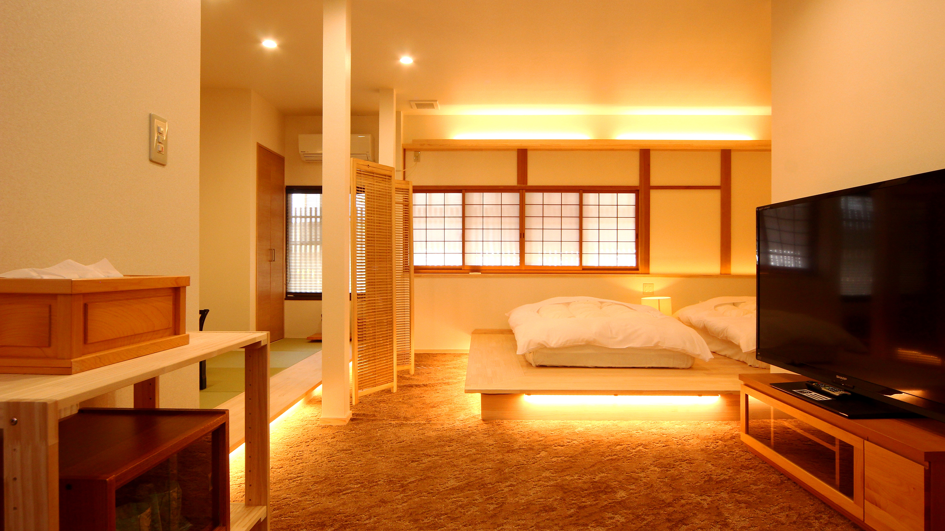 【客室】和洋室２６畳。畳フロアとベッドフロアが分かれているモダンなお部屋。 