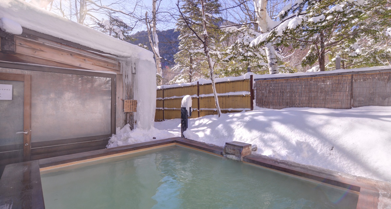 *【雪見露天風呂（女湯）】白銀の景色＆白濁の硫黄泉の贅沢な温泉浴 雪見露天は最高です