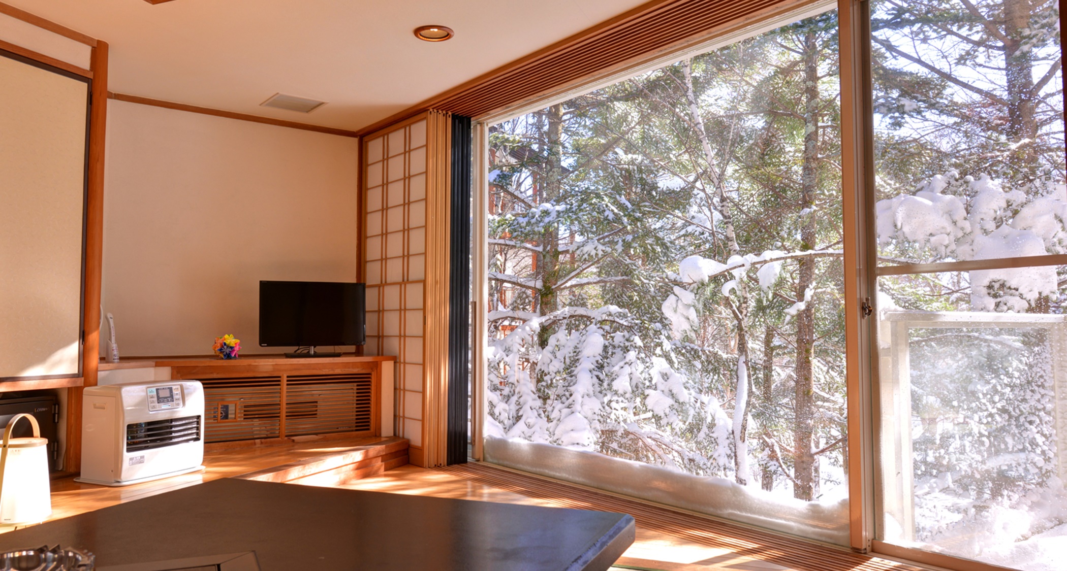 *【樹林棟掘りごたつ和室（雪景色）】お日様の光を浴びて煌めく雪景色 