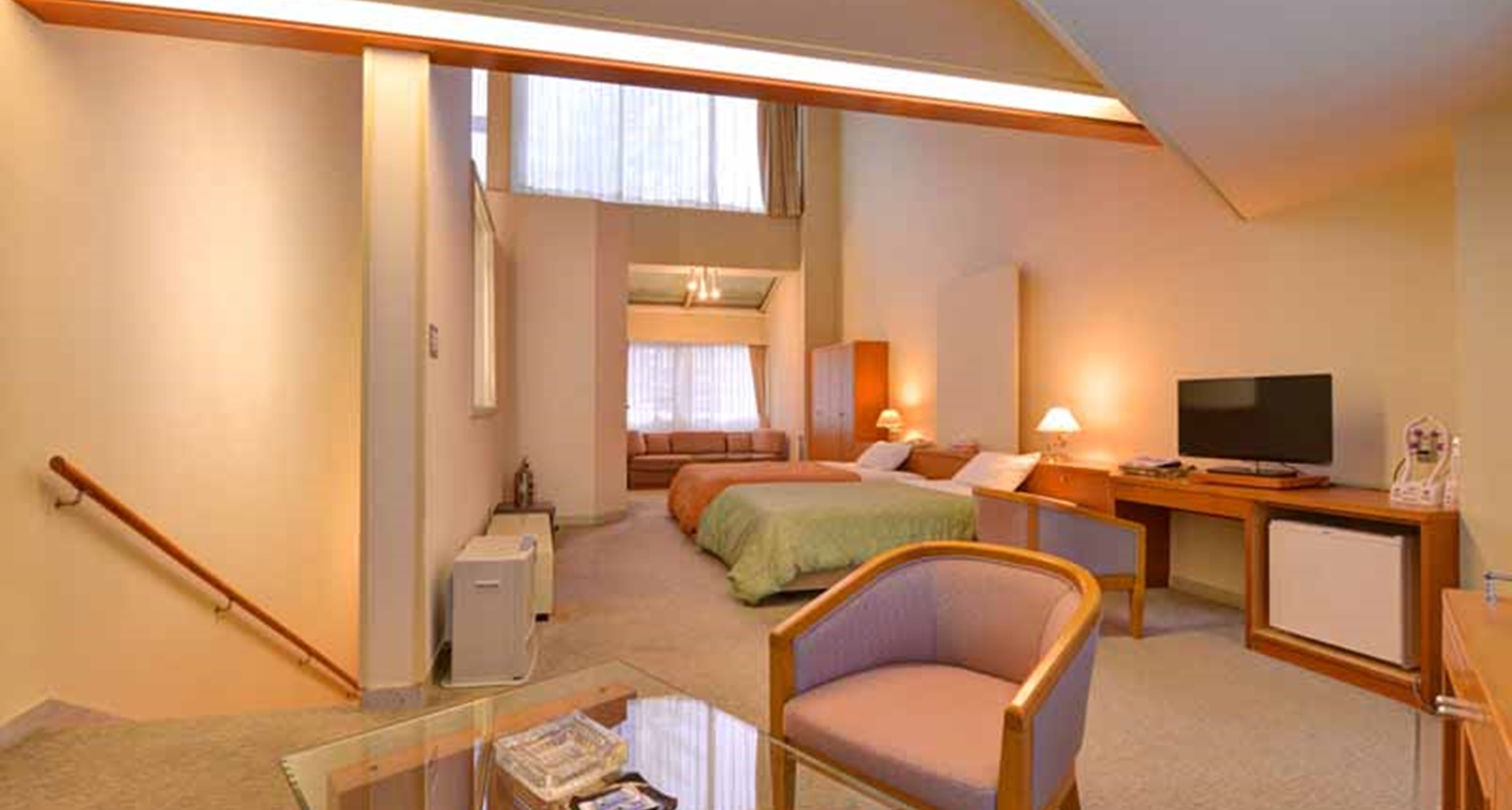 *【樹林棟洋室（雪景色）】吹き抜け天井が開放的。広いお部屋で寛ぎのひと時を