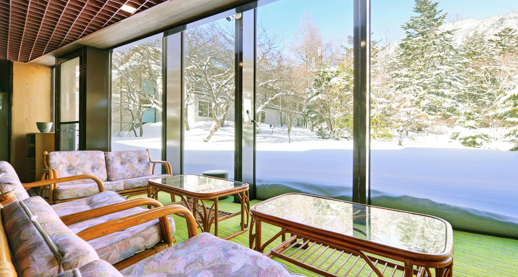 *冬のロビー（雪景色）居心地の良い寛ぎの空間。