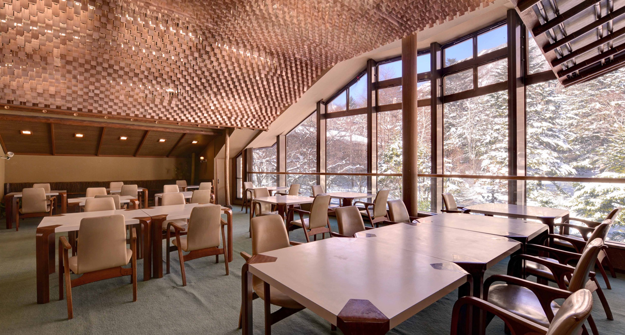 *【お食事処】大きな窓と天井の高さが趣ある空間を演出。ごゆっくりお食事をお愉しみ下さい。