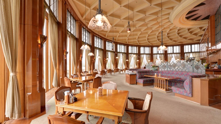 *【本館】レストラン/高い格天井と列柱でゆったりと構成されたレストラン「桜」。
