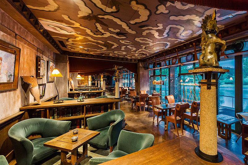 隠れ家的はＢar「桜」にはビリヤード台、麻雀部屋もございます。」